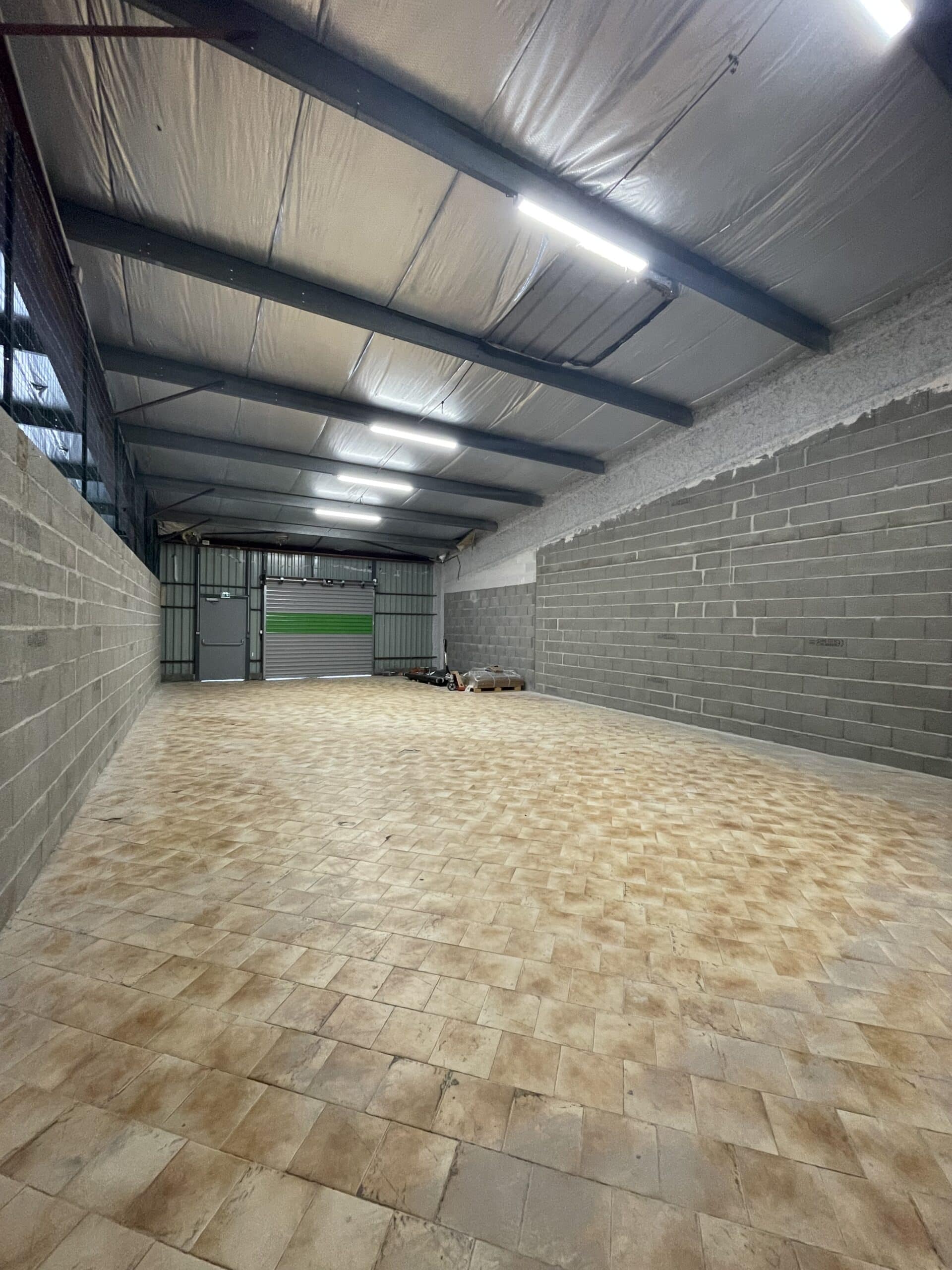 Dépôt 125m²